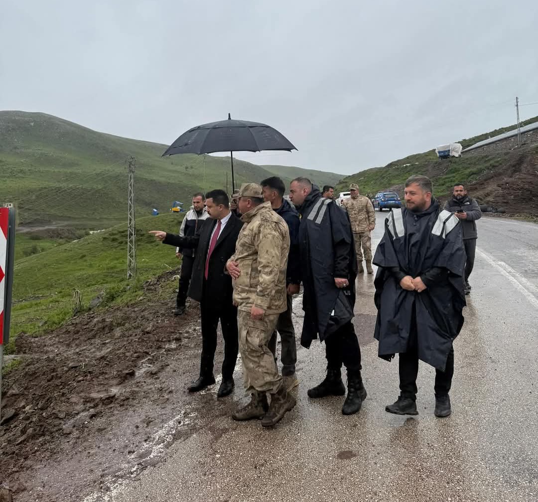 Kaymakamımız, etkili olan sağanak yağış sonucu kısmi kayma nedeniyle kapatılan yolda başlanılan çalışmaları yerinde incelemede bulundu.