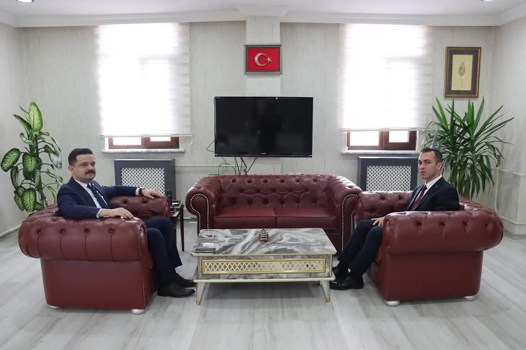 Erzurum Bilgi Teknolojileri ve İletişim Kurumu Bölge Müdürü Tutku ÇAKIR, Kaymakamımız Sn. Onur TİTİZ'i makamında nezaket ziyaretinde bulundu.